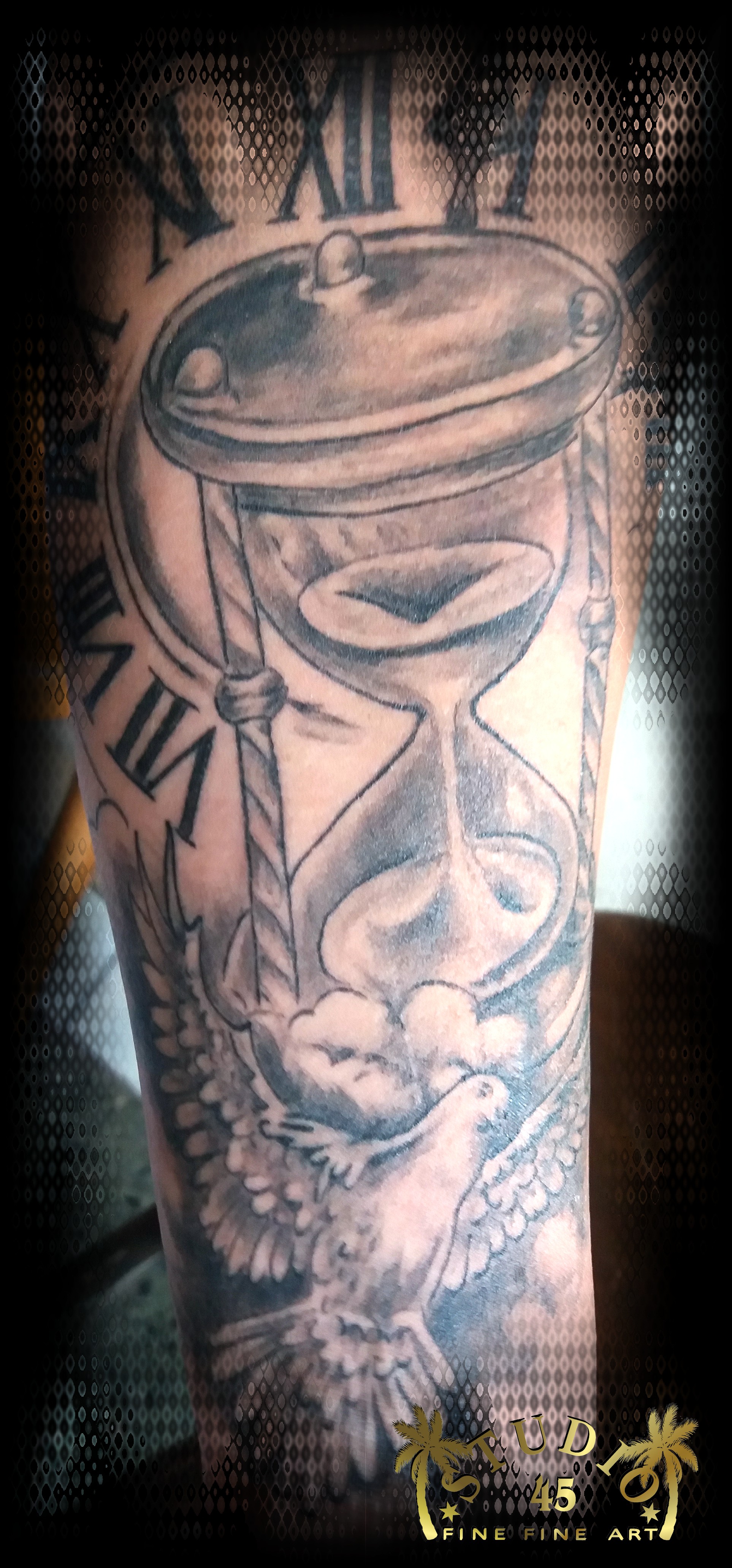 Sanduhr Taube Roemische Uhr Black and Grey Recklinghausen STUDIO 45